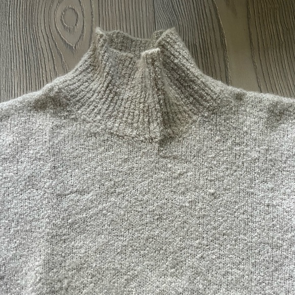 Gucci grey turtleneck 80% cashmere/ 20% nylon, see pics. Super warm and cozy! - Picture 3 of 8